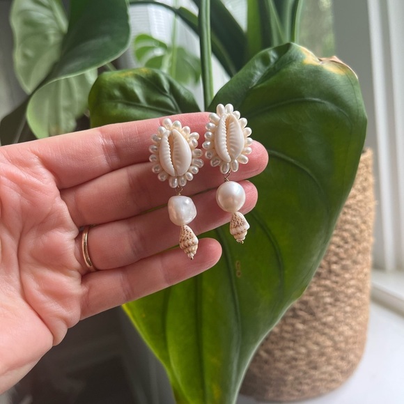 Cowrie Shell Pearl Stud Earrings - Picture 2 of 3